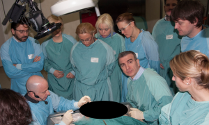 Dr. Kriet explains how he approaches various rhinoplasty challenges to the course participants.